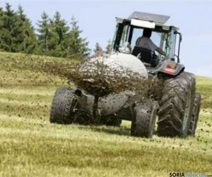 Un tractor esparciendo purín/Ayto. El Burgo
