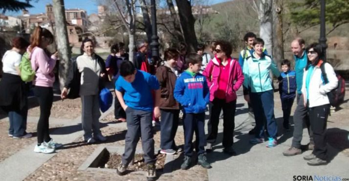 Senderistas en el inicio de la ruta