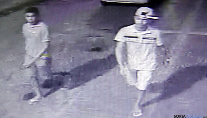 Imagen de los agresores tomada por una videocámara antes del asesinato. 
