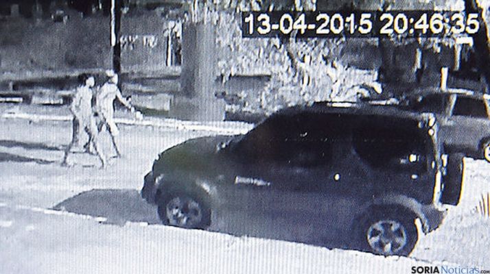 Los asesinos de Hugo Calavia, captados por una cámara de seguridad antes del crimen. 