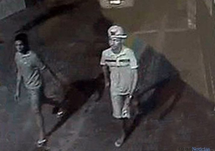 Los principales sospechos acudidendo al lugar del crimen. 