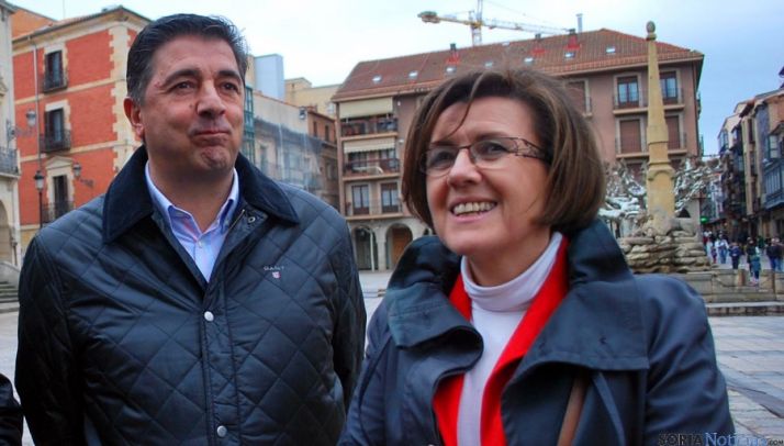 Marimar Angulo con Jesús Peregrina en la plaza Mayor de Soria. / SN