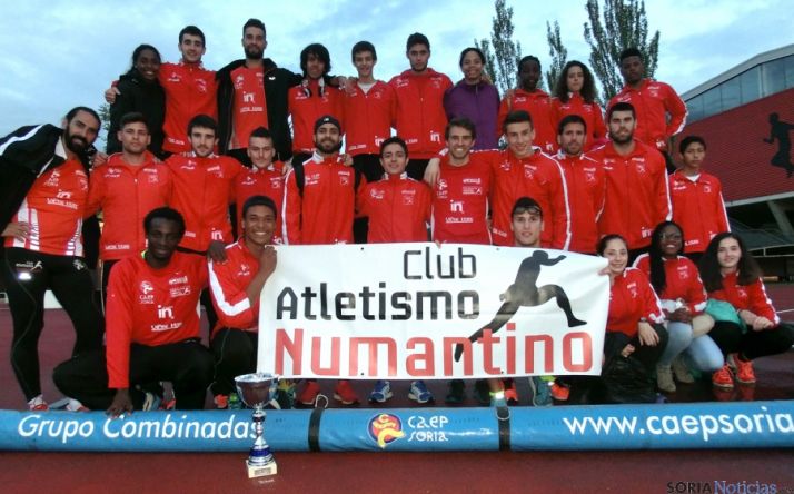 Los atletas del Numantino tras el triunfo. 