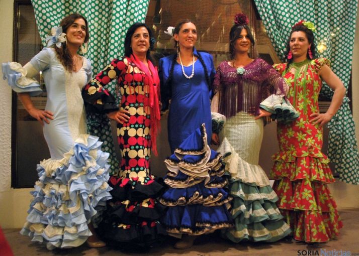 Vistosos trajes en el barrio soriano. / SN