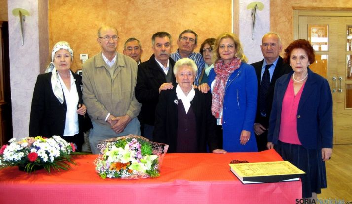 La homenajeada, en el centro. / Dip.