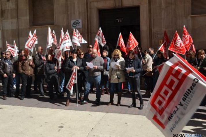 Concentración por la salud frente a la sede de FOES
