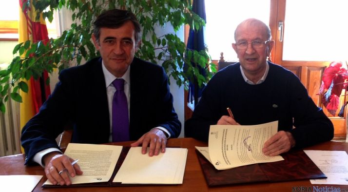 Antonio Pardo (izda.) y el alcalde de Duruelo, Román Martín. / Dip.