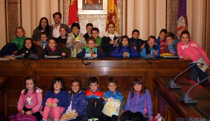 Los estudiantes, en el salón de Plenos. / Dip