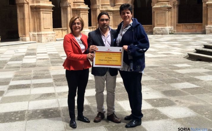 Los profesores de Escolapias con el premio.