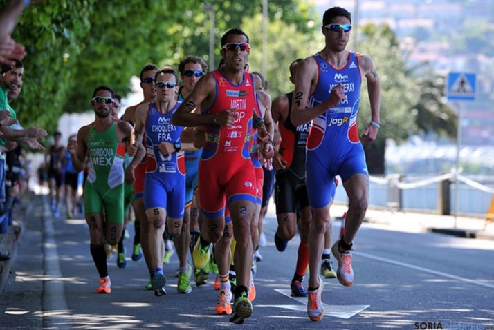 Emilio Martín, (ctro.) favorito para el triunfo. / FCYL Triatlon