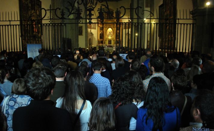 El templo parroquial de Los Milagros, desbordado en la despedida del joven. / SN