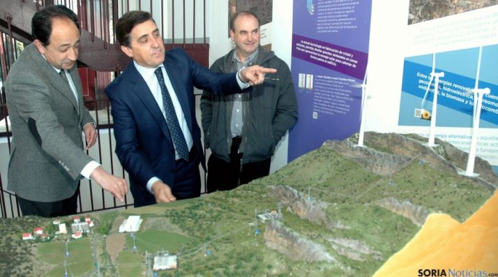 López, (izda.), Martínez y Arancón con la nueva maqueta. / Jta.
