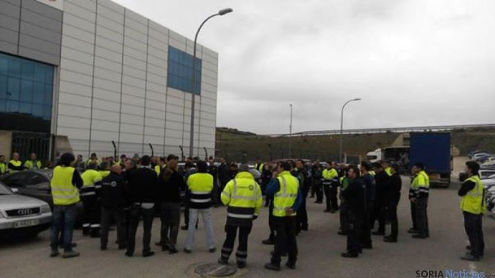 Los empleados de Gamesa se concentraban este mediodía en las puertas de la planta. / SN