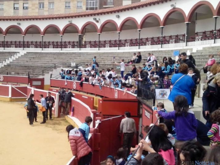 Alumnos del San José celebrando el Viernes de Toros