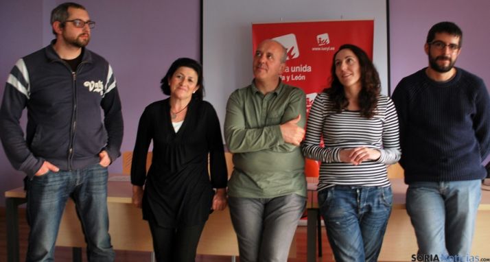 Enrique García (ctro.) con algunos componentes de la candidatura de IU. / SN