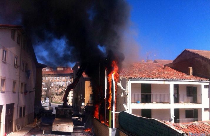 La espesa humareda negra y las llamas en el jardín vertical. / SN