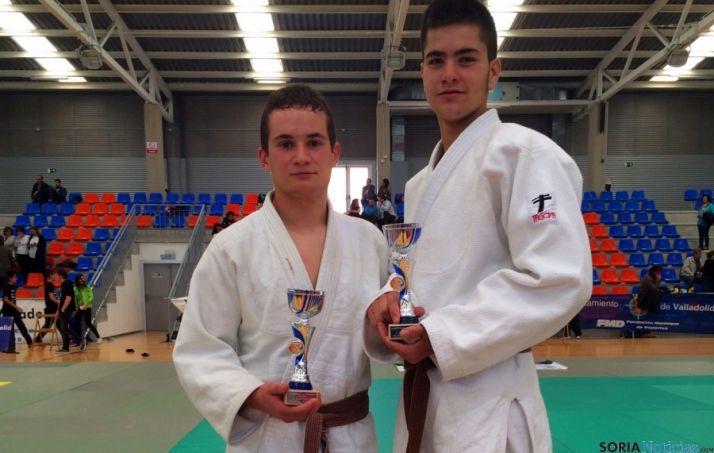 Sobrino y Garcés con sus trofeos.
