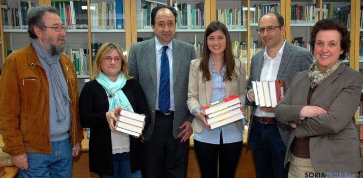 Los ganadores, con los libros del premio. / Jta.