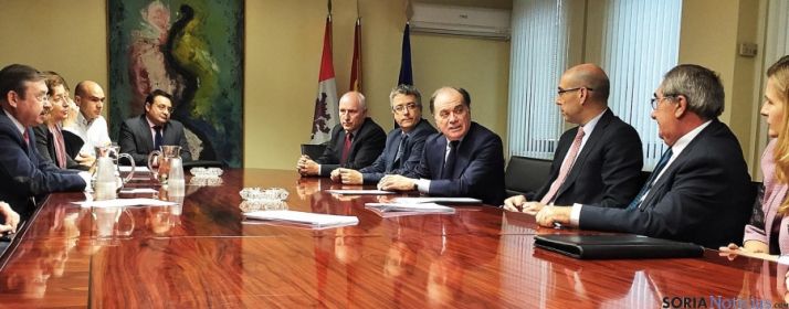Miembros en la reunión para constituir la mesa. / Jta.