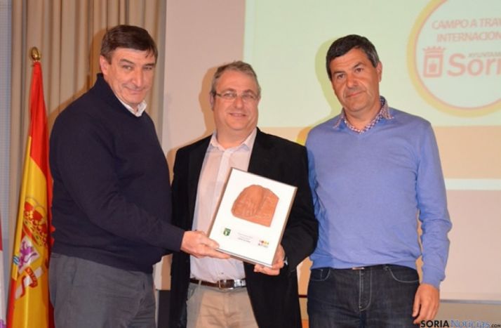 Jesús Díez y Jesús Hernández recogiendo el premio