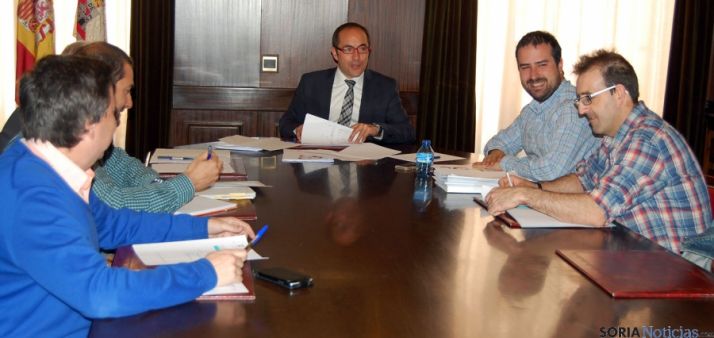 Reunión este viernes entre agentes sociales y responsables municipales. / Ayto.