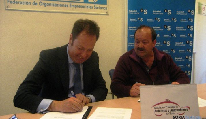 Firma del convenio entre los taxistas sorianos y el Banco Sabadell. / FOES