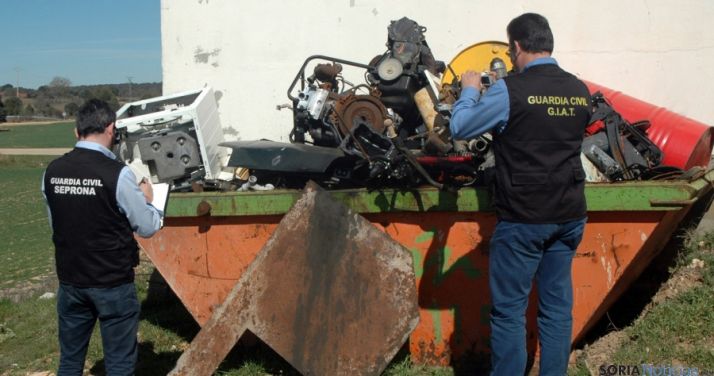 Agentes del Seprona ante materiales del taller clandestino. / Subdeleg.