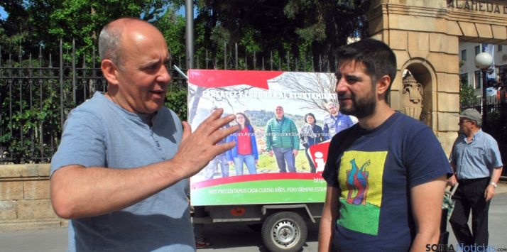 Enrique García, (izda.) junto a uno de los miembros de la candidatura de IU. / SN