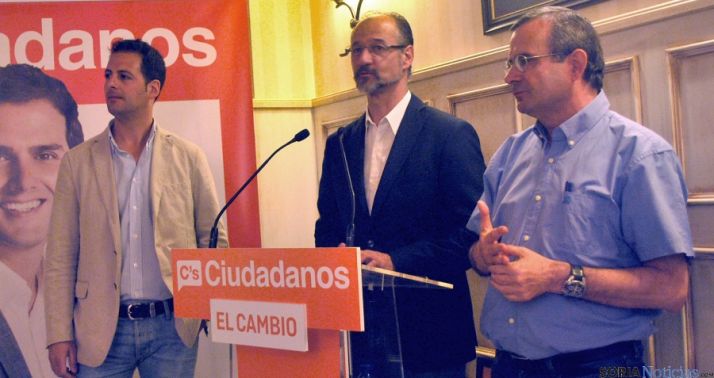 Luis Fuentes, flanqueado por Jesús de Lózar (dcha.) y Jesús Ciria. / SN