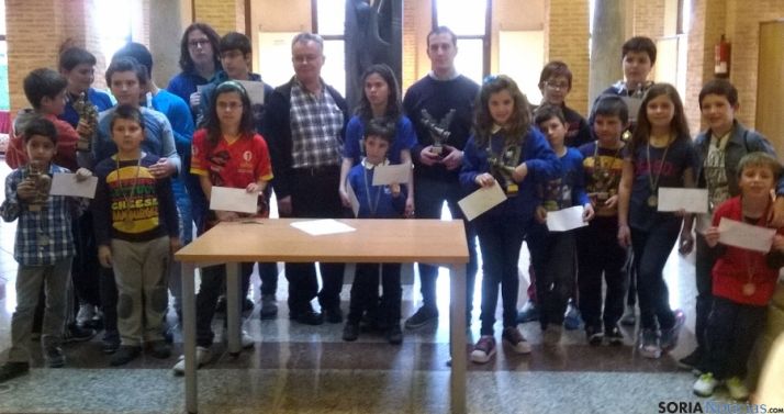 Los ganadores con sus trofeos.