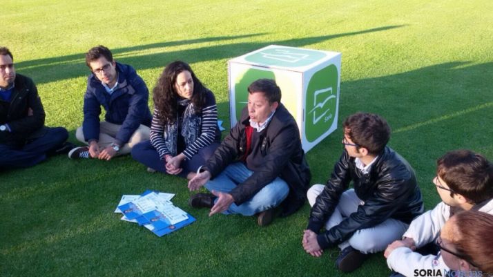 Sainz, junto a los jóvenes populares. 