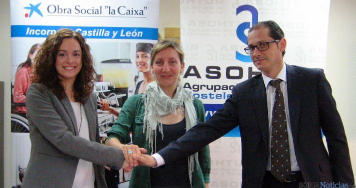 García, (izda.), Santos y Vela tras la firma del convenio.