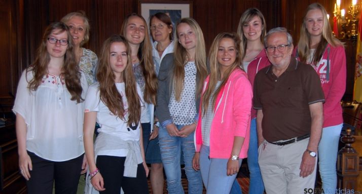 El grupo, en el salón de plenos. / Ayto.