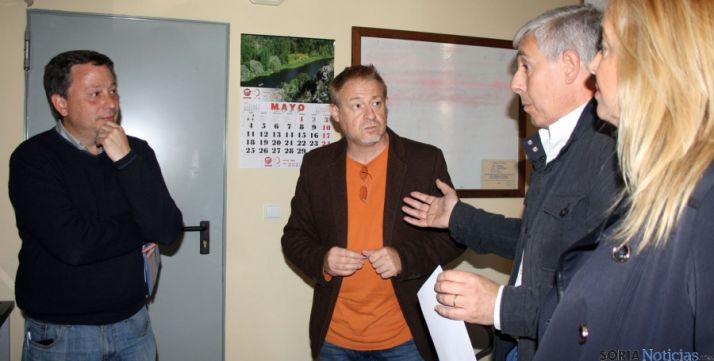 Sainz, (izda.) en su visita al parque de bomberos.