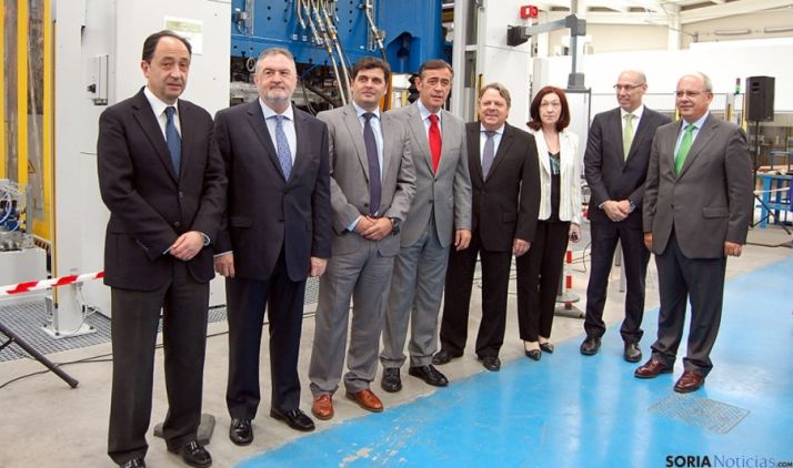Responsables de la factoría y autoridades locales y provinciales en la inauguración. / Dip