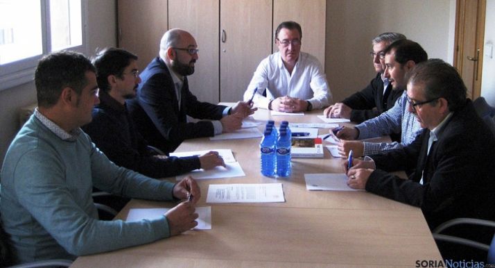 Miembros de  Sorian@s, (izda.) con los comerciantes. 