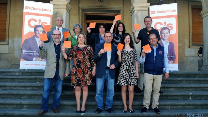 De Lózar, (ctro.) con miembros de la lista electoral al Ayuntamiento. / SN