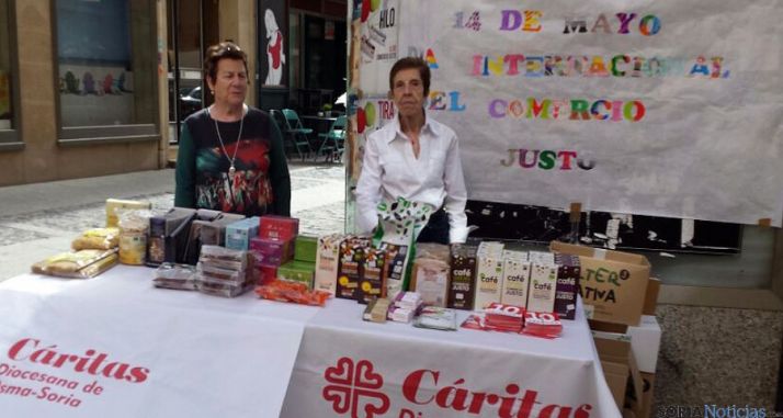 La mesa de Cáritas en Vicente Tutor.  