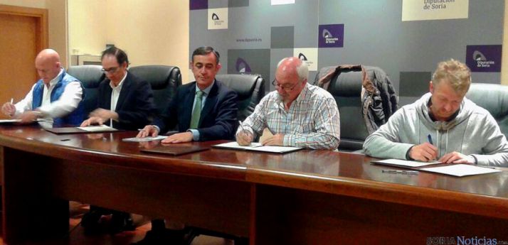 Antonio Pardo (ctro.) en el convenio con representantes de las cuatro entidades.