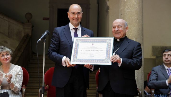 El arzobiispo, con el alcalde de Ágreda este domingo. / SN
