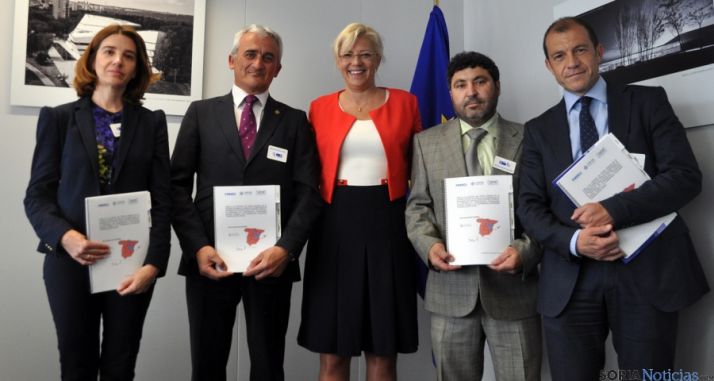 Miembros de las patronales, con la comisaria europea (ctro.). / FOES