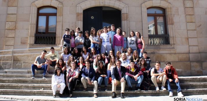 Los jóvenes galos, en la puerta de la Diputación. 