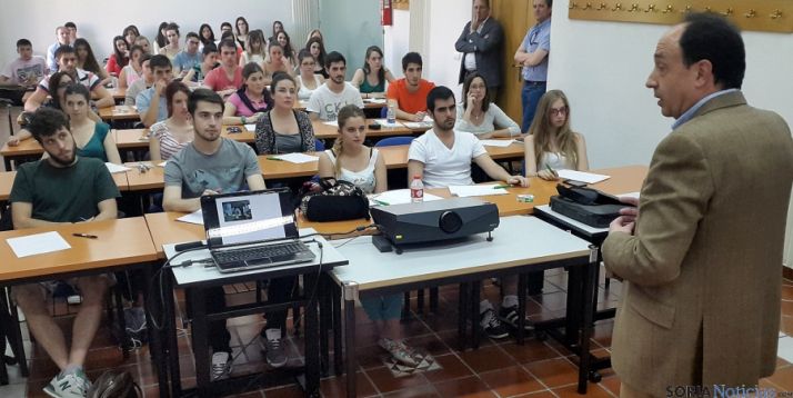 El delelgado de la Junta, con los alumnos. / Jta.