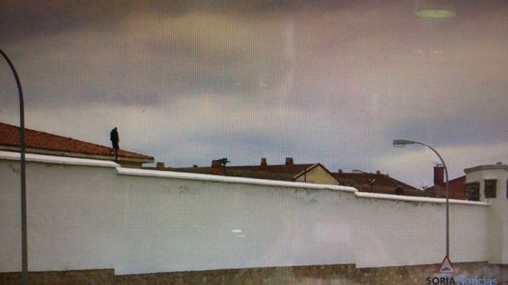 Un hombre en el tejado de la cárcel