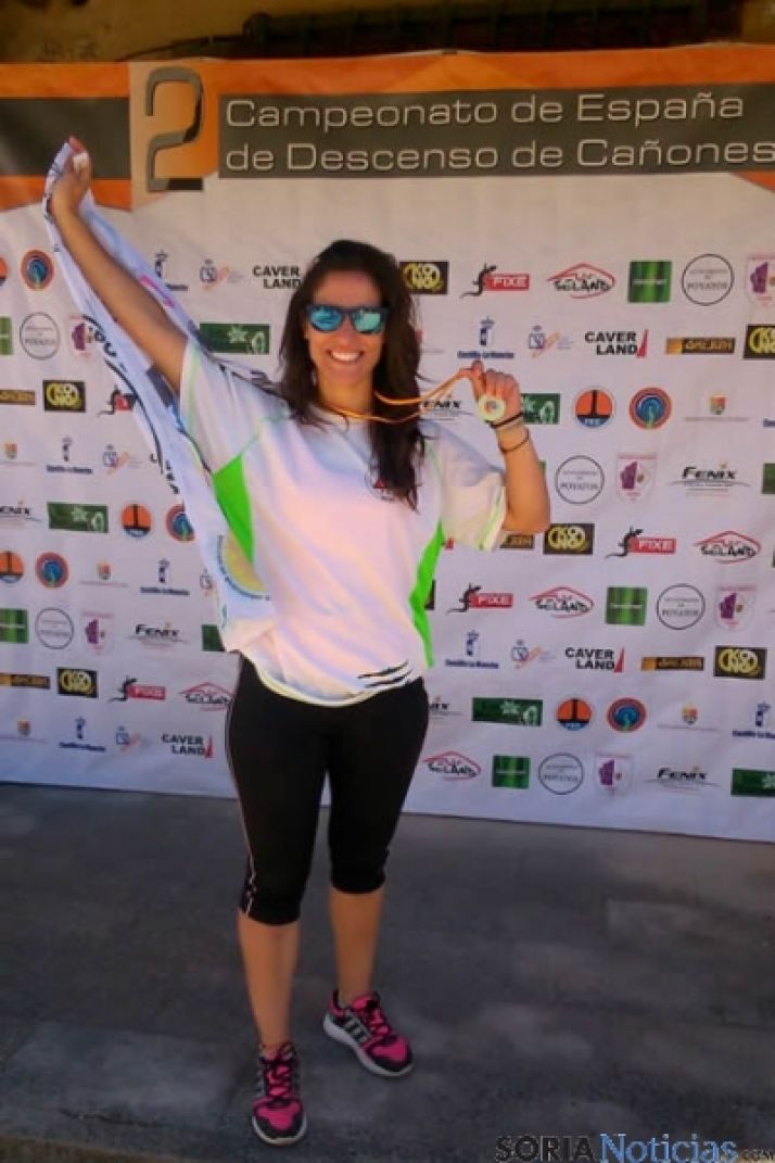 Noelia Sánchez con su medalla de oro