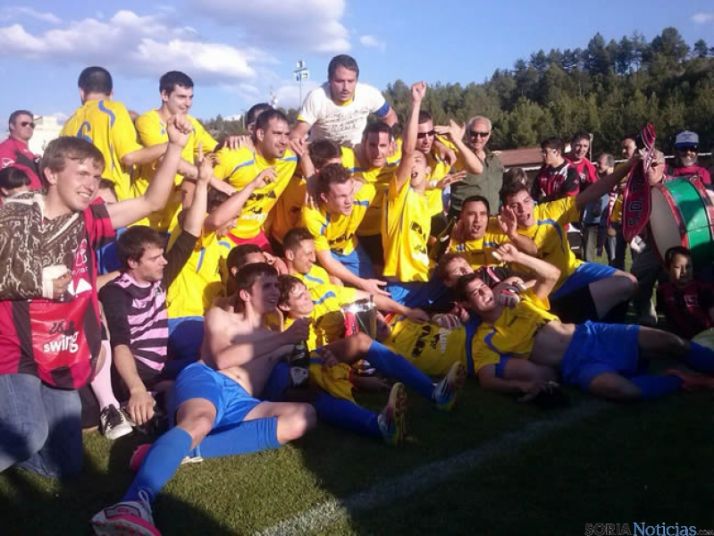 La plantilla del Tardelcuende celebrando la victoria
