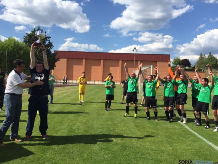 Ágreda con su copa de campeón
