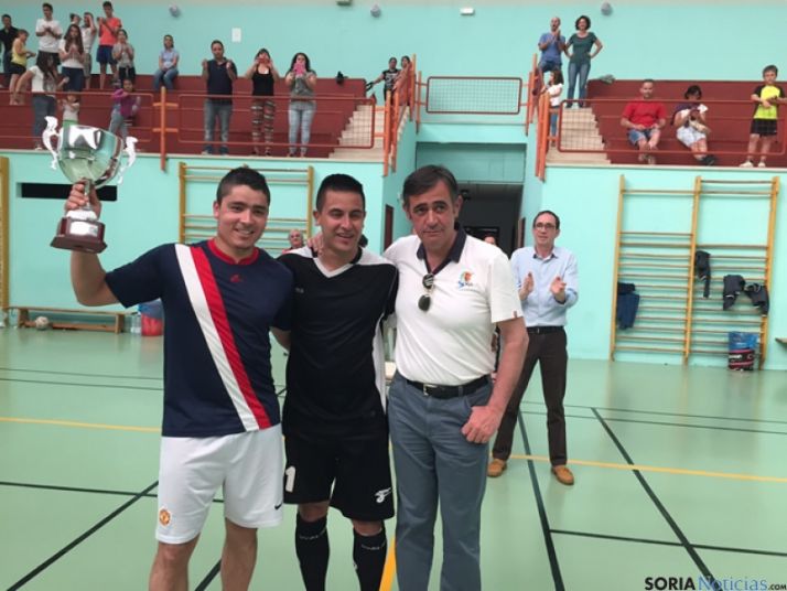 El capitán de Soria con su trofeo