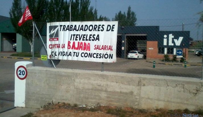 Pancarta reivindicativa en la ITV. 