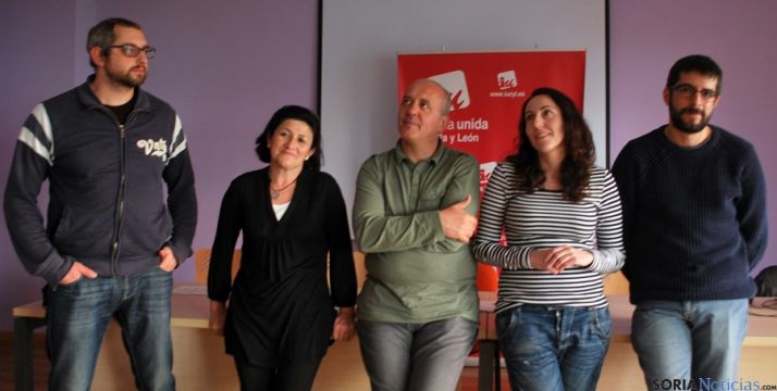 Enrique García (ctro.) con algunos componentes de la candidatura de IU. / SN